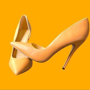 Brand new never worn heel……. Size: 9.. Color:Tan…